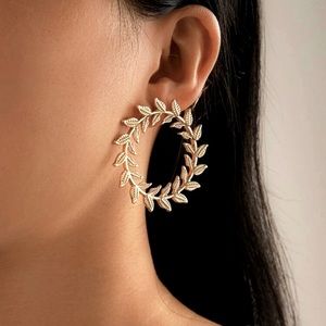 Gold color round leaf stud earrings